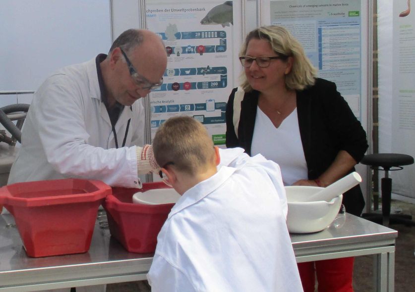 Bundesumweltministerin Svenja Schulze beim Kids‘ Lab der Umweltprobenbank