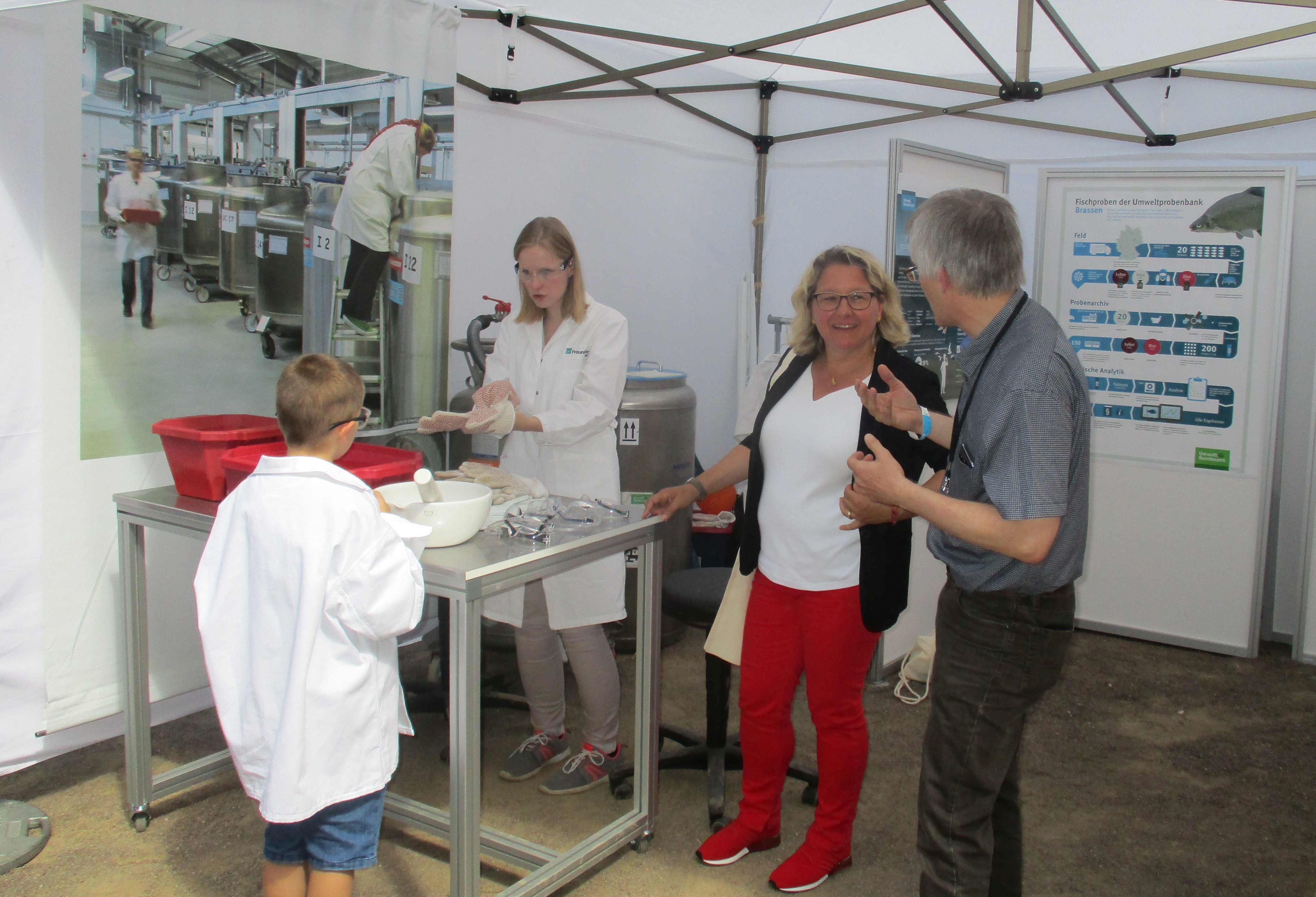 Bundesumweltministerin Svenja Schulze beim Kids‘ Lab der Umweltprobenbank