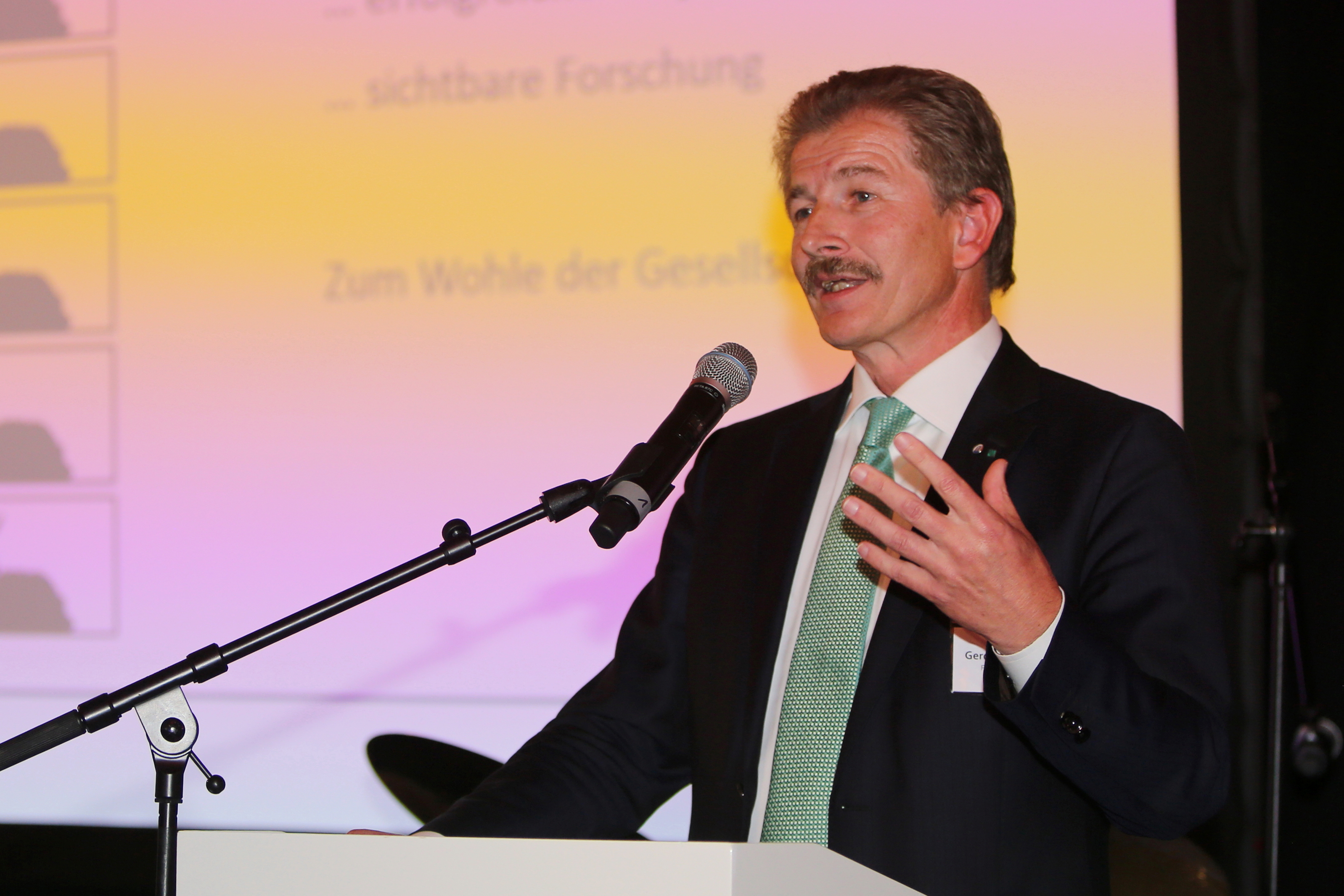 Geschäftsführender Institutsleiter des Fraunhofer IME, Professor Gerd Geisslinger Begrüßung durch den geschäftsführenden Institutsleiter des Fraunhofer IME, Professor Gerd Geisslinger