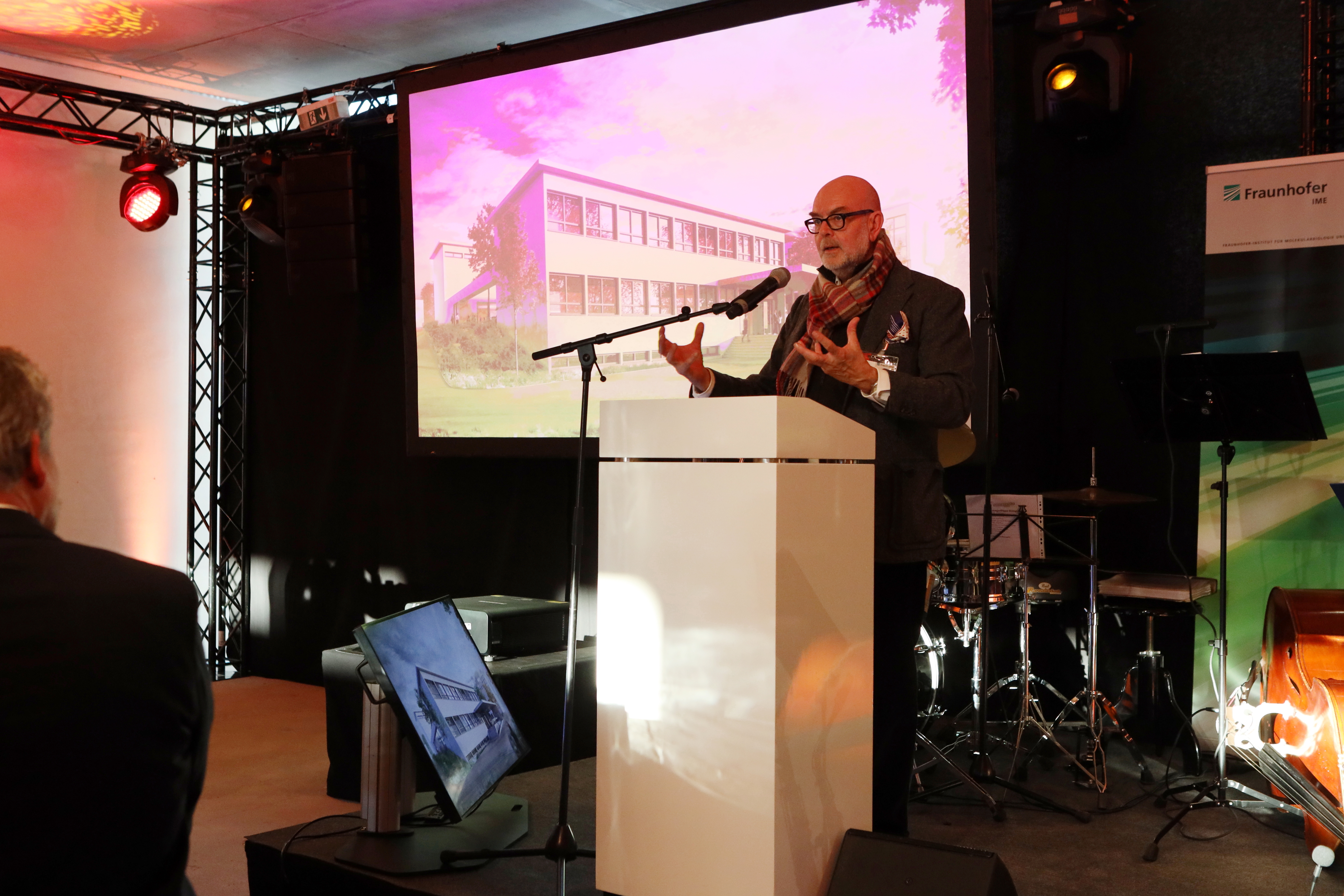 Architekt Professor Johannes Kister informiert über den Laborneubau