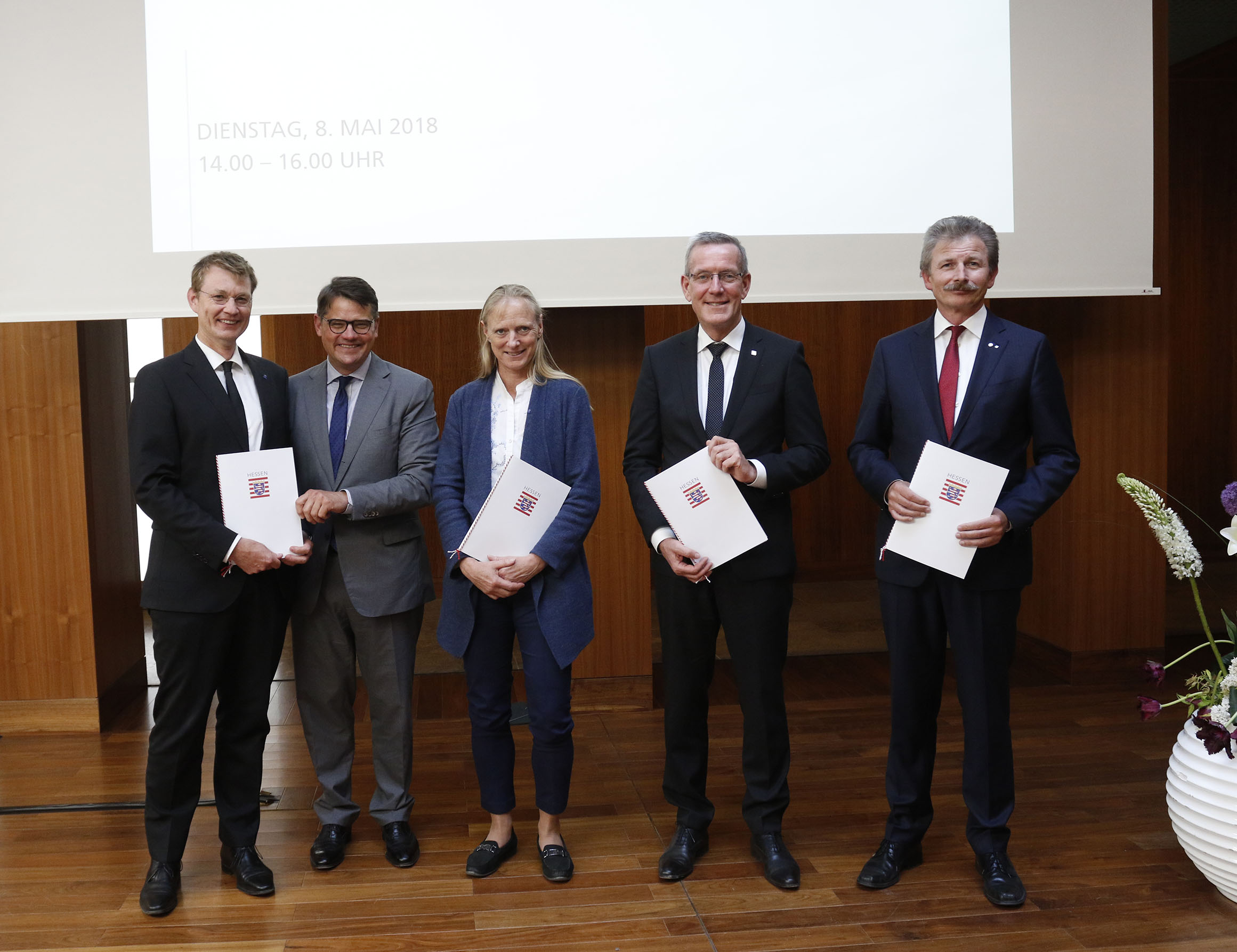 Gruppenbild feierliche Übergabe der Urkunden 8. Mai 2018.