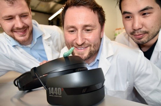 Die Gießener Biologen und Studienautoren Dr. Anton Windfelder (mittig) Dr. Jan Scherberich (links) sowie Informatiker und VR-Experten Viet Duc Vu (rechts) mit einer Tabakschwärmerlarve auf dem VR-Headset. Foto: Fraunhofer IME / Kim Weigand