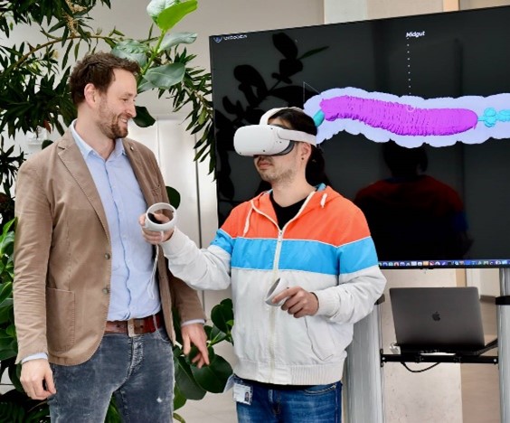 Virtueller Flug durch den Darm der Tabakschwärmerlarve: Erstautor Dr. Anton Windfelder und VR-Experte Viet Duc Vu demonstrieren ihre Modelle in der Virtual Reality. Foto: Fraunhofer IME / Kim Weigand